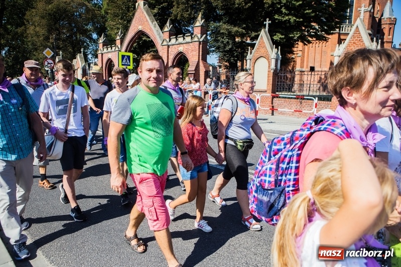 Zdjęcie w galerii na portalu naszraciborz.pl: Pielgrzymi z ziemi raciborskiej oraz Kietrza w drodze na Jasną Górę wiadomości z regionu