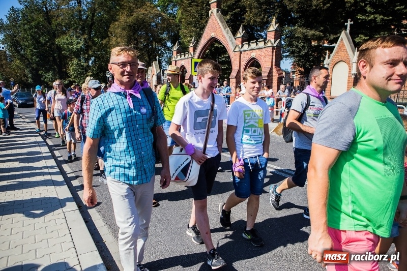 Zdjęcie w galerii na portalu naszraciborz.pl: Pielgrzymi z ziemi raciborskiej oraz Kietrza w drodze na Jasną Górę wiadomości z regionu