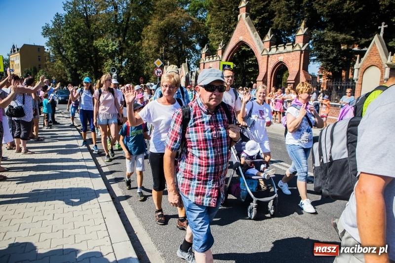 Zdjęcie w galerii na portalu naszraciborz.pl: Pielgrzymi z ziemi raciborskiej oraz Kietrza w drodze na Jasną Górę wiadomości z regionu