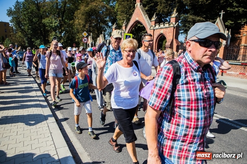 Zdjęcie w galerii na portalu naszraciborz.pl: Pielgrzymi z ziemi raciborskiej oraz Kietrza w drodze na Jasną Górę wiadomości z regionu