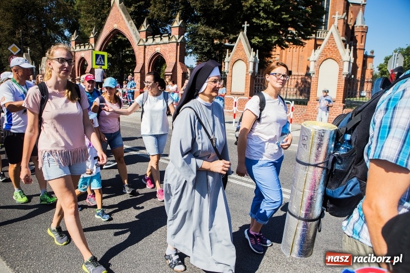 Zdjęcie w galerii na portalu naszraciborz.pl: Pielgrzymi z ziemi raciborskiej oraz Kietrza w drodze na Jasną Górę wiadomości z regionu