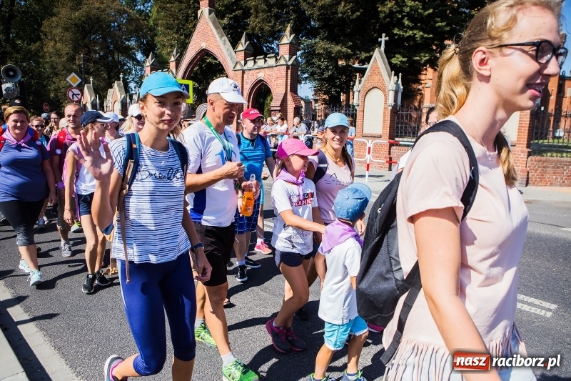 Zdjęcie w galerii na portalu naszraciborz.pl: Pielgrzymi z ziemi raciborskiej oraz Kietrza w drodze na Jasną Górę wiadomości z regionu