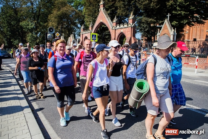 Zdjęcie w galerii na portalu naszraciborz.pl: Pielgrzymi z ziemi raciborskiej oraz Kietrza w drodze na Jasną Górę wiadomości z regionu