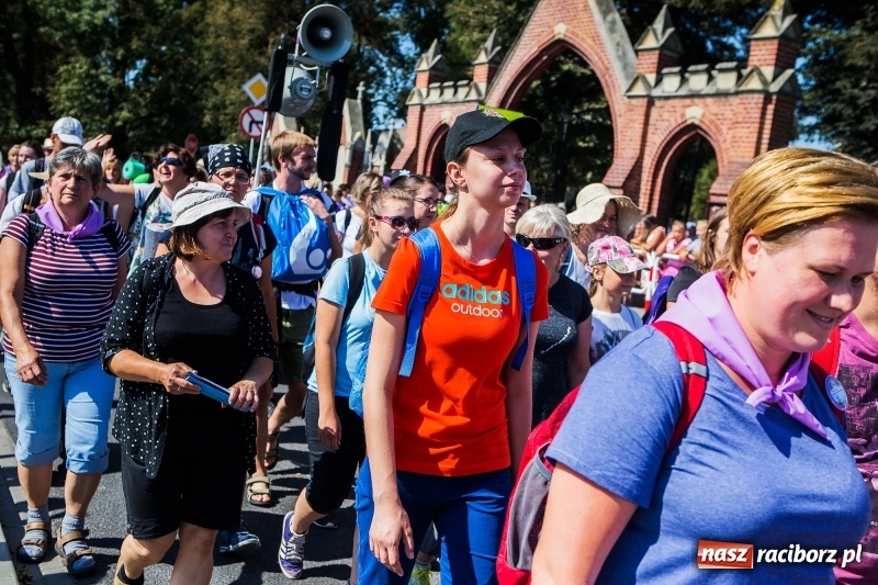 Zdjęcie w galerii na portalu naszraciborz.pl: Pielgrzymi z ziemi raciborskiej oraz Kietrza w drodze na Jasną Górę wiadomości z regionu
