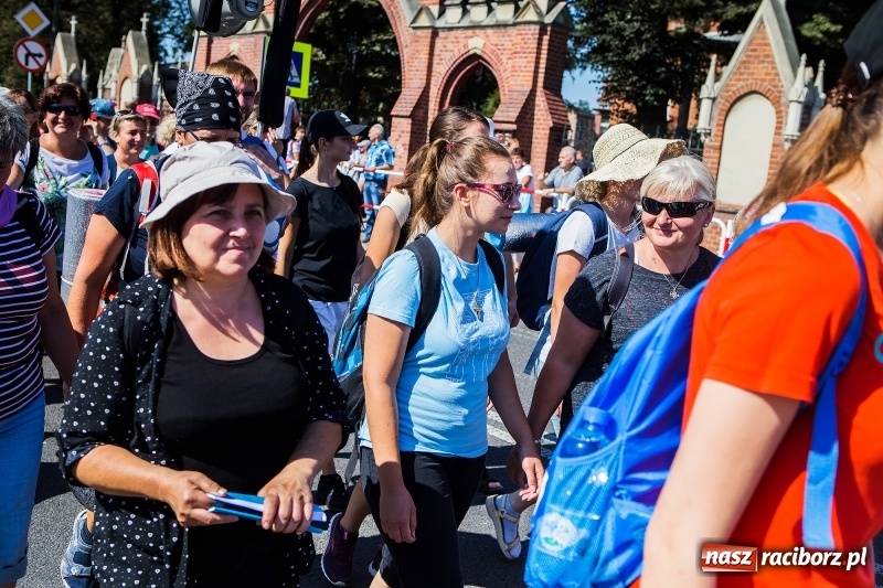 Zdjęcie w galerii na portalu naszraciborz.pl: Pielgrzymi z ziemi raciborskiej oraz Kietrza w drodze na Jasną Górę wiadomości z regionu