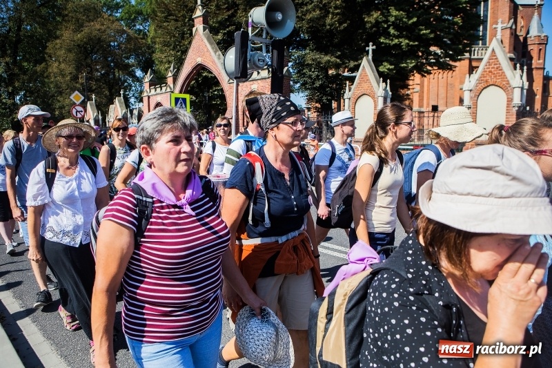 Zdjęcie w galerii na portalu naszraciborz.pl: Pielgrzymi z ziemi raciborskiej oraz Kietrza w drodze na Jasną Górę wiadomości z regionu