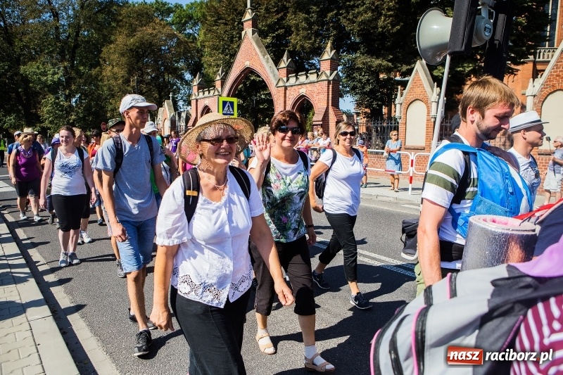 Zdjęcie w galerii na portalu naszraciborz.pl: Pielgrzymi z ziemi raciborskiej oraz Kietrza w drodze na Jasną Górę wiadomości z regionu