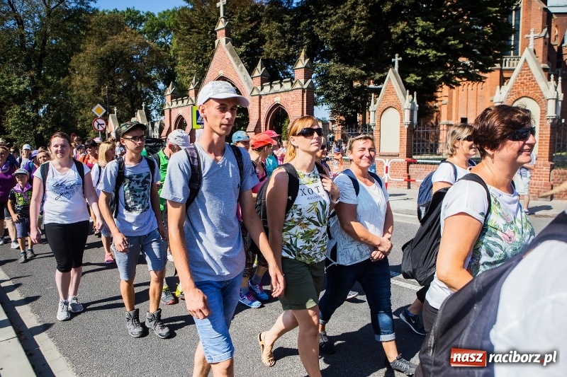 Zdjęcie w galerii na portalu naszraciborz.pl: Pielgrzymi z ziemi raciborskiej oraz Kietrza w drodze na Jasną Górę wiadomości z regionu