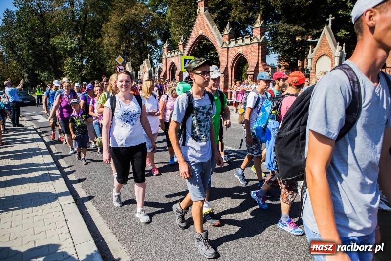 Zdjęcie w galerii na portalu naszraciborz.pl: Pielgrzymi z ziemi raciborskiej oraz Kietrza w drodze na Jasną Górę wiadomości z regionu