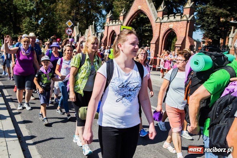 Zdjęcie w galerii na portalu naszraciborz.pl: Pielgrzymi z ziemi raciborskiej oraz Kietrza w drodze na Jasną Górę wiadomości z regionu