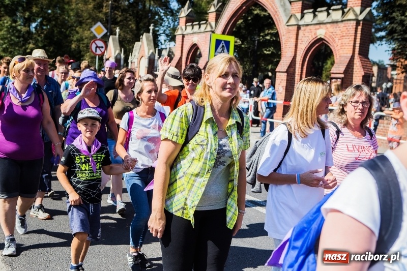 Zdjęcie w galerii na portalu naszraciborz.pl: Pielgrzymi z ziemi raciborskiej oraz Kietrza w drodze na Jasną Górę wiadomości z regionu