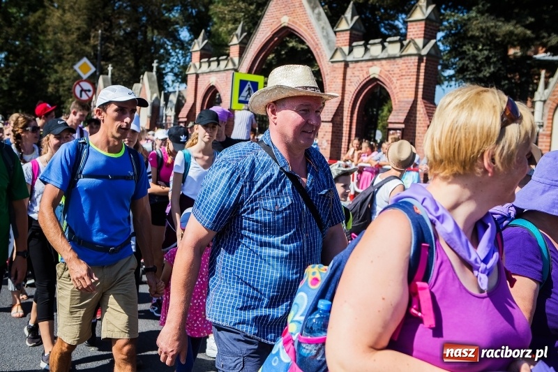 Zdjęcie w galerii na portalu naszraciborz.pl: Pielgrzymi z ziemi raciborskiej oraz Kietrza w drodze na Jasną Górę wiadomości z regionu
