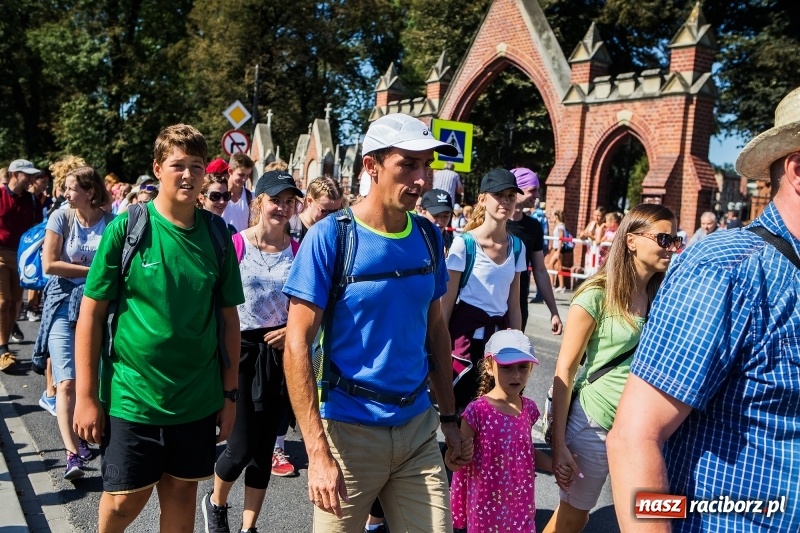 Zdjęcie w galerii na portalu naszraciborz.pl: Pielgrzymi z ziemi raciborskiej oraz Kietrza w drodze na Jasną Górę wiadomości z regionu