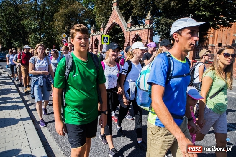 Zdjęcie w galerii na portalu naszraciborz.pl: Pielgrzymi z ziemi raciborskiej oraz Kietrza w drodze na Jasną Górę wiadomości z regionu