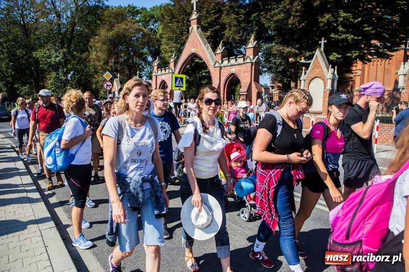 Zdjęcie w galerii na portalu naszraciborz.pl: Pielgrzymi z ziemi raciborskiej oraz Kietrza w drodze na Jasną Górę wiadomości z regionu
