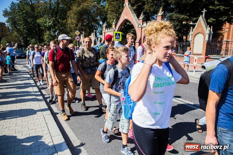 Zdjęcie w galerii na portalu naszraciborz.pl: Pielgrzymi z ziemi raciborskiej oraz Kietrza w drodze na Jasną Górę wiadomości z regionu
