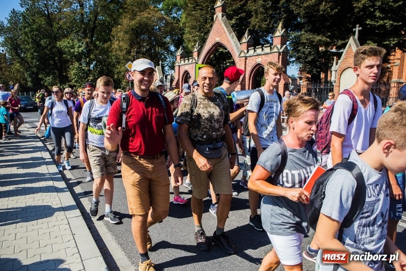 Zdjęcie w galerii na portalu naszraciborz.pl: Pielgrzymi z ziemi raciborskiej oraz Kietrza w drodze na Jasną Górę wiadomości z regionu