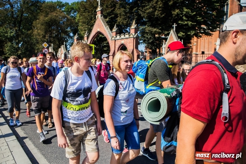 Zdjęcie w galerii na portalu naszraciborz.pl: Pielgrzymi z ziemi raciborskiej oraz Kietrza w drodze na Jasną Górę wiadomości z regionu
