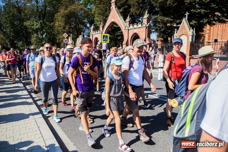 Zdjęcie w galerii na portalu naszraciborz.pl: Pielgrzymi z ziemi raciborskiej oraz Kietrza w drodze na Jasną Górę wiadomości z regionu