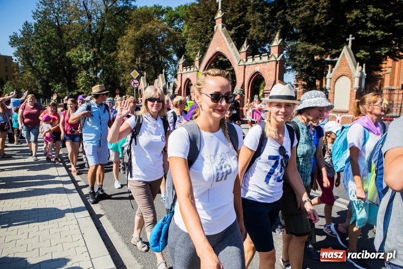 Zdjęcie w galerii na portalu naszraciborz.pl: Pielgrzymi z ziemi raciborskiej oraz Kietrza w drodze na Jasną Górę wiadomości z regionu