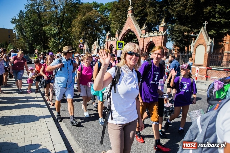 Zdjęcie w galerii na portalu naszraciborz.pl: Pielgrzymi z ziemi raciborskiej oraz Kietrza w drodze na Jasną Górę wiadomości z regionu