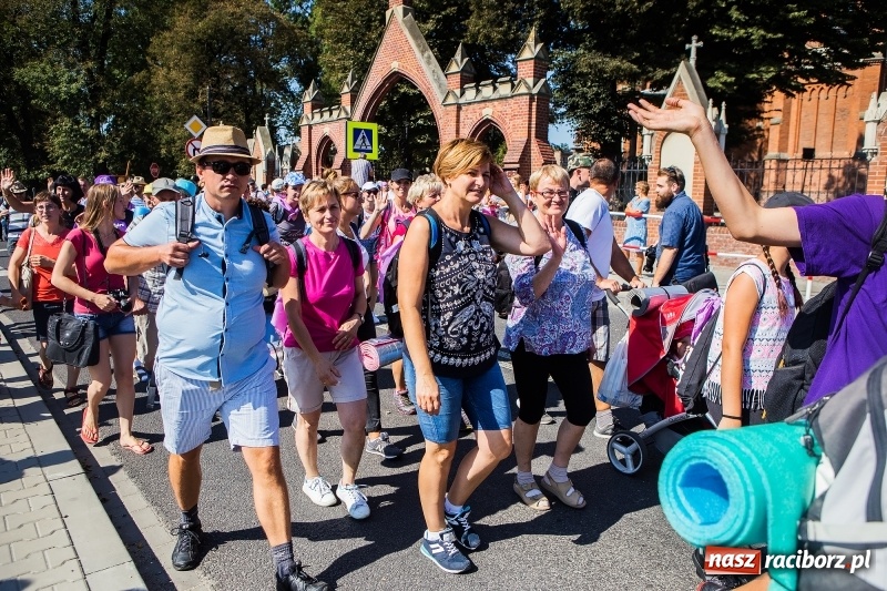 Zdjęcie w galerii na portalu naszraciborz.pl: Pielgrzymi z ziemi raciborskiej oraz Kietrza w drodze na Jasną Górę wiadomości z regionu