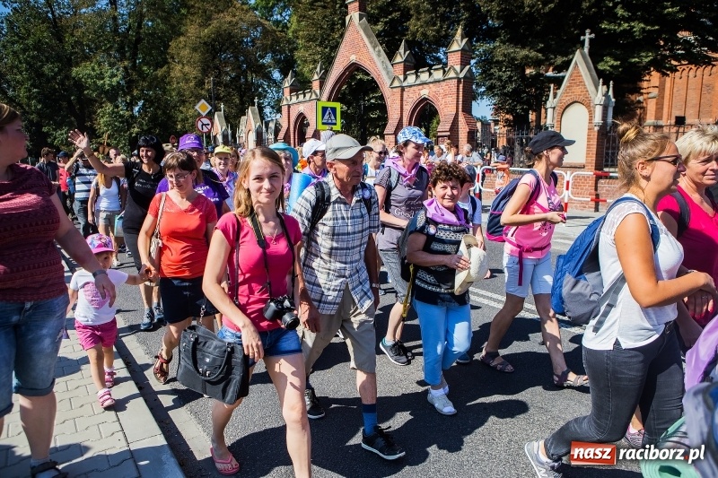 Zdjęcie w galerii na portalu naszraciborz.pl: Pielgrzymi z ziemi raciborskiej oraz Kietrza w drodze na Jasną Górę wiadomości z regionu