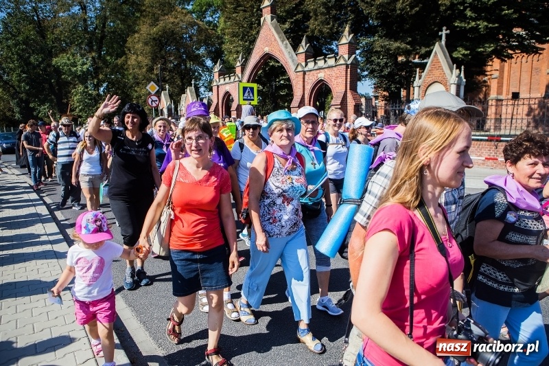 Zdjęcie w galerii na portalu naszraciborz.pl: Pielgrzymi z ziemi raciborskiej oraz Kietrza w drodze na Jasną Górę wiadomości z regionu