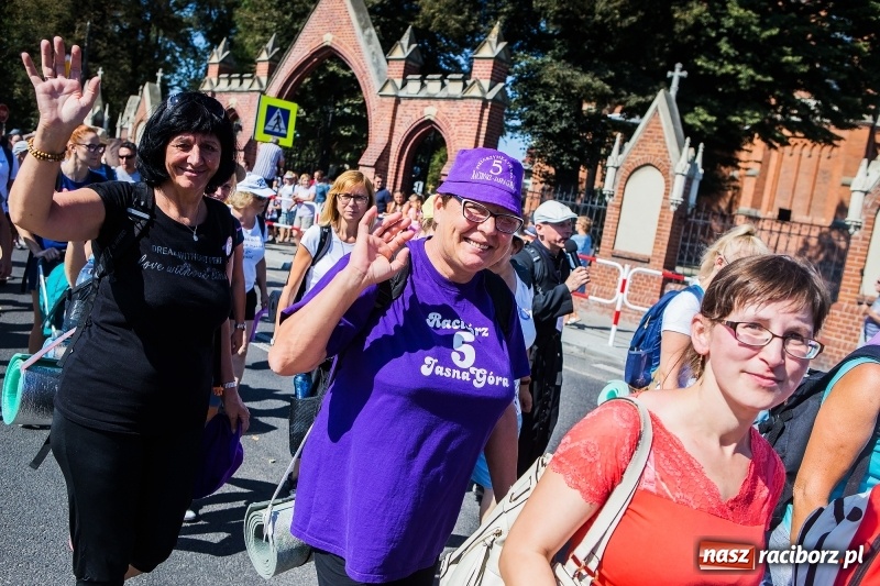 Zdjęcie w galerii na portalu naszraciborz.pl: Pielgrzymi z ziemi raciborskiej oraz Kietrza w drodze na Jasną Górę wiadomości z regionu
