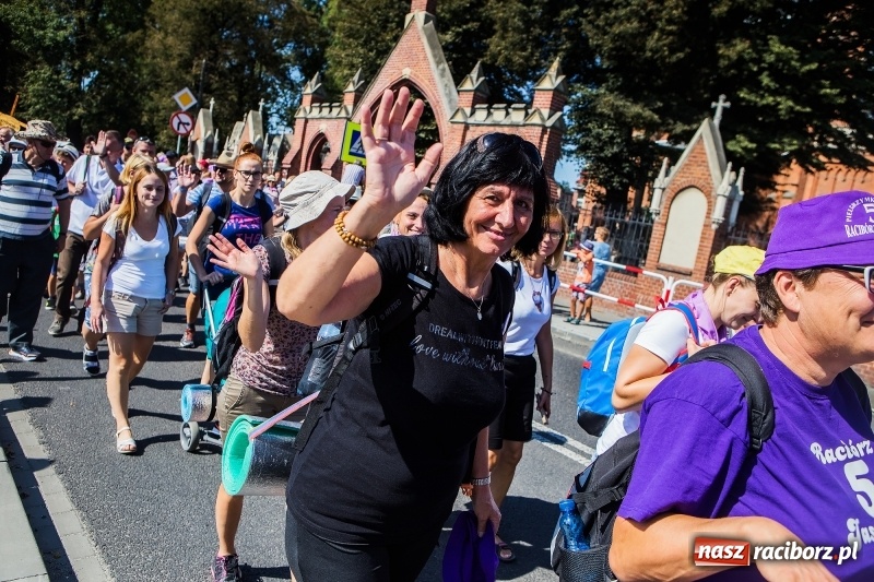 Zdjęcie w galerii na portalu naszraciborz.pl: Pielgrzymi z ziemi raciborskiej oraz Kietrza w drodze na Jasną Górę wiadomości z regionu
