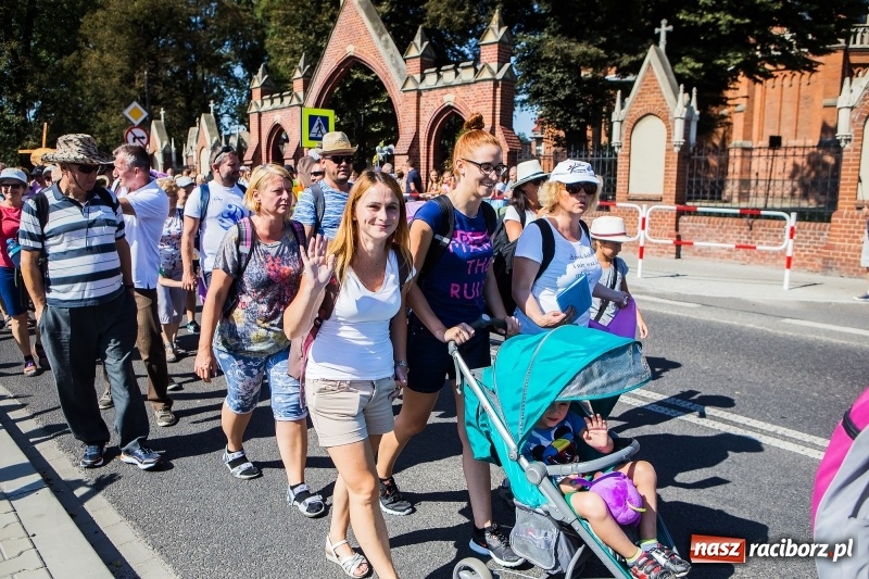 Zdjęcie w galerii na portalu naszraciborz.pl: Pielgrzymi z ziemi raciborskiej oraz Kietrza w drodze na Jasną Górę wiadomości z regionu