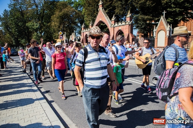 Zdjęcie w galerii na portalu naszraciborz.pl: Pielgrzymi z ziemi raciborskiej oraz Kietrza w drodze na Jasną Górę wiadomości z regionu