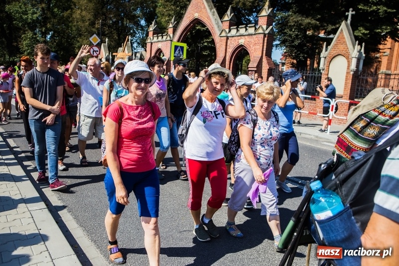 Zdjęcie w galerii na portalu naszraciborz.pl: Pielgrzymi z ziemi raciborskiej oraz Kietrza w drodze na Jasną Górę wiadomości z regionu