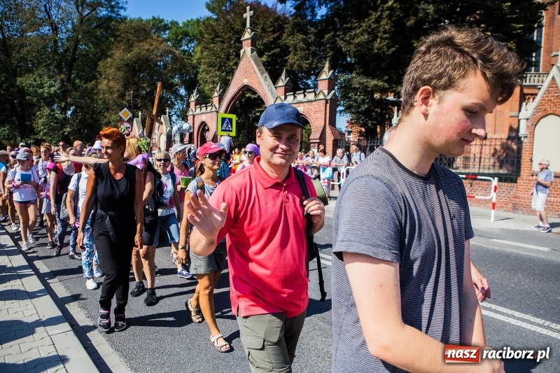 Zdjęcie w galerii na portalu naszraciborz.pl: Pielgrzymi z ziemi raciborskiej oraz Kietrza w drodze na Jasną Górę wiadomości z regionu