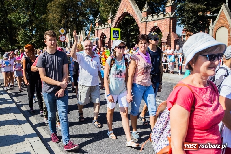 Zdjęcie w galerii na portalu naszraciborz.pl: Pielgrzymi z ziemi raciborskiej oraz Kietrza w drodze na Jasną Górę wiadomości z regionu
