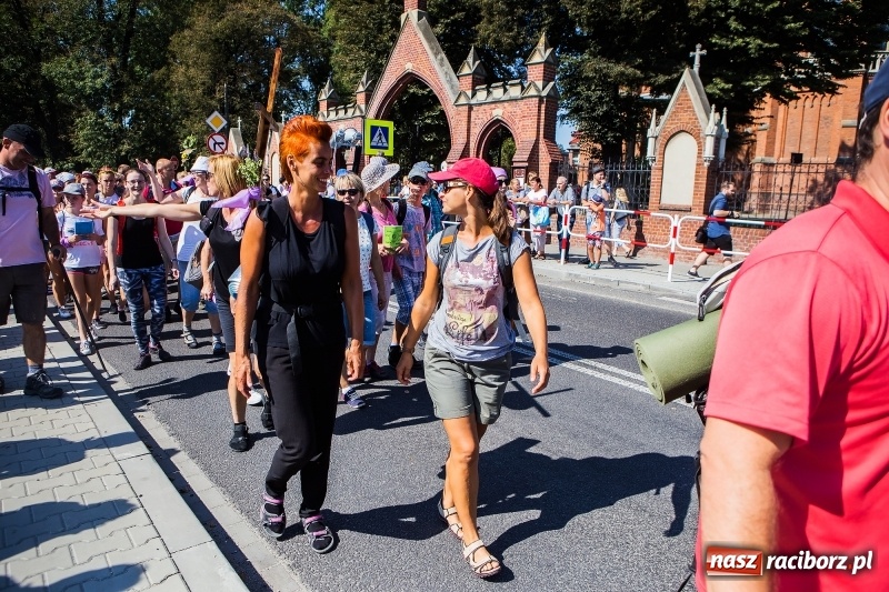 Zdjęcie w galerii na portalu naszraciborz.pl: Pielgrzymi z ziemi raciborskiej oraz Kietrza w drodze na Jasną Górę wiadomości z regionu