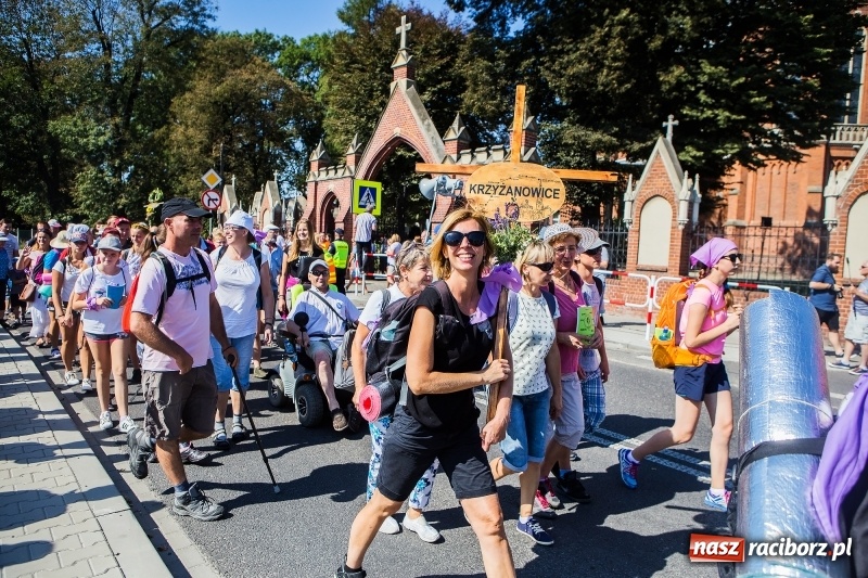 Zdjęcie w galerii na portalu naszraciborz.pl: Pielgrzymi z ziemi raciborskiej oraz Kietrza w drodze na Jasną Górę wiadomości z regionu