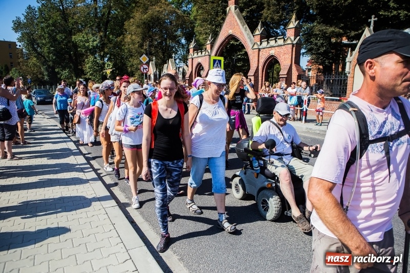 Zdjęcie w galerii na portalu naszraciborz.pl: Pielgrzymi z ziemi raciborskiej oraz Kietrza w drodze na Jasną Górę wiadomości z regionu
