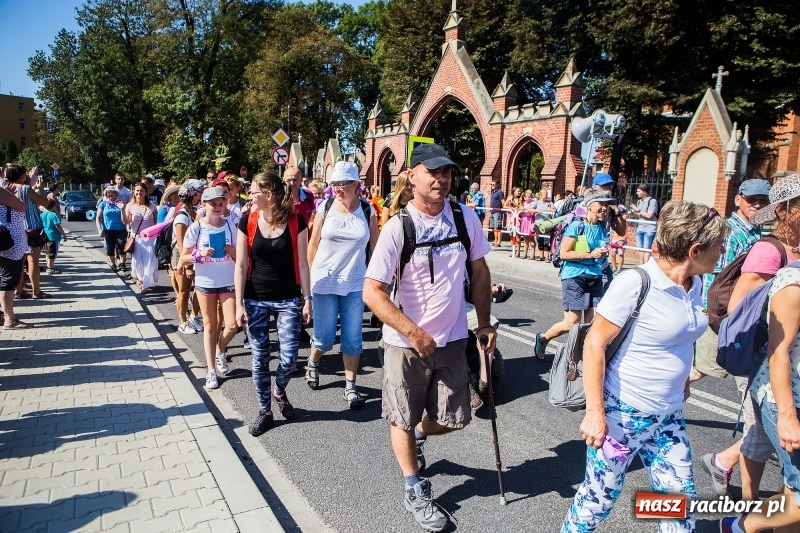 Zdjęcie w galerii na portalu naszraciborz.pl: Pielgrzymi z ziemi raciborskiej oraz Kietrza w drodze na Jasną Górę wiadomości z regionu