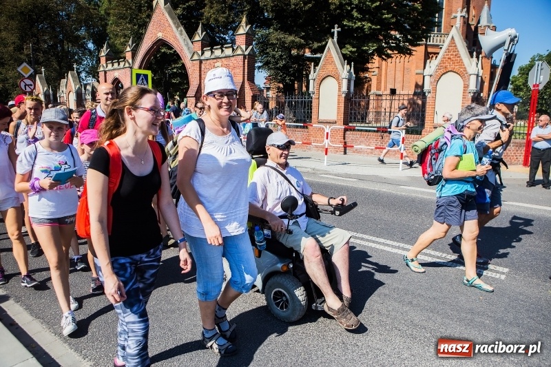 Zdjęcie w galerii na portalu naszraciborz.pl: Pielgrzymi z ziemi raciborskiej oraz Kietrza w drodze na Jasną Górę wiadomości z regionu