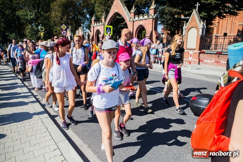 Zdjęcie w galerii na portalu naszraciborz.pl: Pielgrzymi z ziemi raciborskiej oraz Kietrza w drodze na Jasną Górę wiadomości z regionu