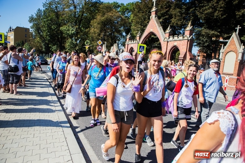Zdjęcie w galerii na portalu naszraciborz.pl: Pielgrzymi z ziemi raciborskiej oraz Kietrza w drodze na Jasną Górę wiadomości z regionu