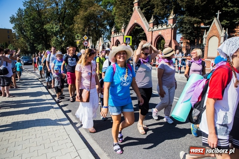 Zdjęcie w galerii na portalu naszraciborz.pl: Pielgrzymi z ziemi raciborskiej oraz Kietrza w drodze na Jasną Górę wiadomości z regionu