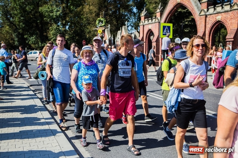 Zdjęcie w galerii na portalu naszraciborz.pl: Pielgrzymi z ziemi raciborskiej oraz Kietrza w drodze na Jasną Górę wiadomości z regionu