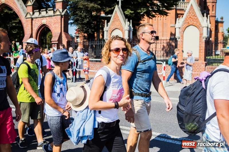 Zdjęcie w galerii na portalu naszraciborz.pl: Pielgrzymi z ziemi raciborskiej oraz Kietrza w drodze na Jasną Górę wiadomości z regionu
