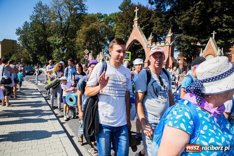 Zdjęcie w galerii na portalu naszraciborz.pl: Pielgrzymi z ziemi raciborskiej oraz Kietrza w drodze na Jasną Górę wiadomości z regionu