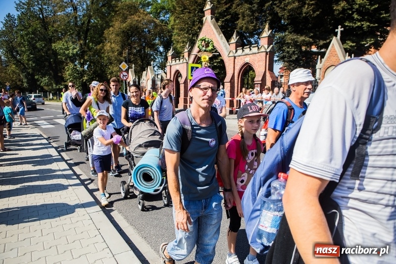 Zdjęcie w galerii na portalu naszraciborz.pl: Pielgrzymi z ziemi raciborskiej oraz Kietrza w drodze na Jasną Górę wiadomości z regionu