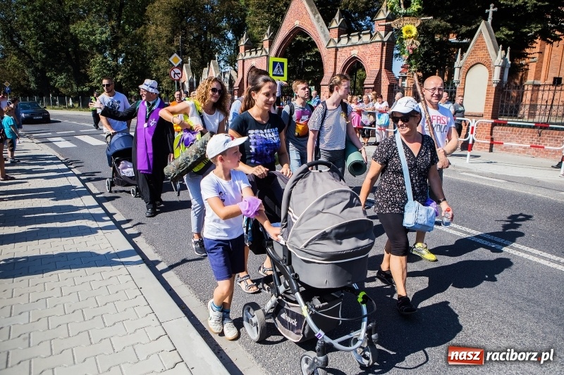 Zdjęcie w galerii na portalu naszraciborz.pl: Pielgrzymi z ziemi raciborskiej oraz Kietrza w drodze na Jasną Górę wiadomości z regionu