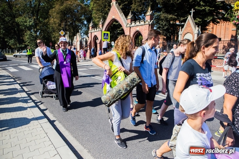 Zdjęcie w galerii na portalu naszraciborz.pl: Pielgrzymi z ziemi raciborskiej oraz Kietrza w drodze na Jasną Górę wiadomości z regionu