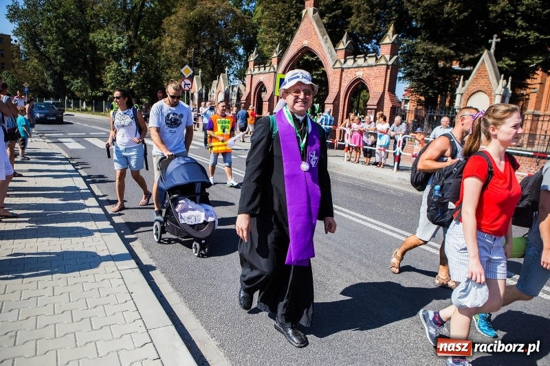 Zdjęcie w galerii na portalu naszraciborz.pl: Pielgrzymi z ziemi raciborskiej oraz Kietrza w drodze na Jasną Górę wiadomości z regionu